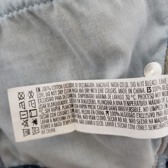 NWT Forever 21 Distressed Denim Shorts Size 31 - Picture 6 of 6